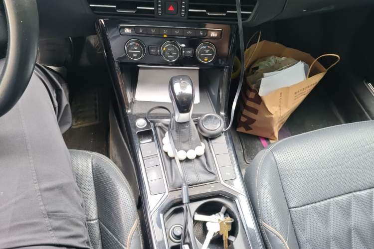 Used Volkswagen Passat 2019 330TSI Luxury Edition China VI Standard Gear Lever