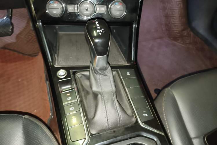 Used Volkswagen Passat 2019 330TSI Luxury Edition China VI Standard Gear Lever