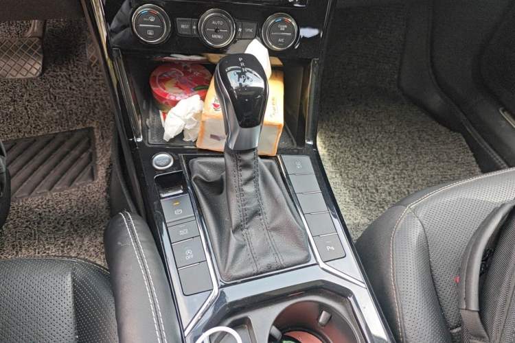Used Volkswagen Passat 2019 380TSI Luxury Edition China VI Standard Gear Lever