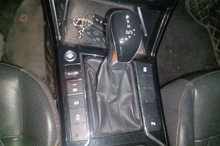 Used Volkswagen Passat 2019 330TSI Luxury Edition China VI Standard Gear Lever