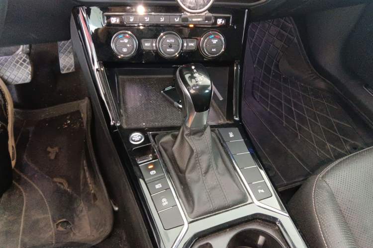 Used Volkswagen Passat 2019 330TSI Luxury Edition China VI Standard Gear Lever