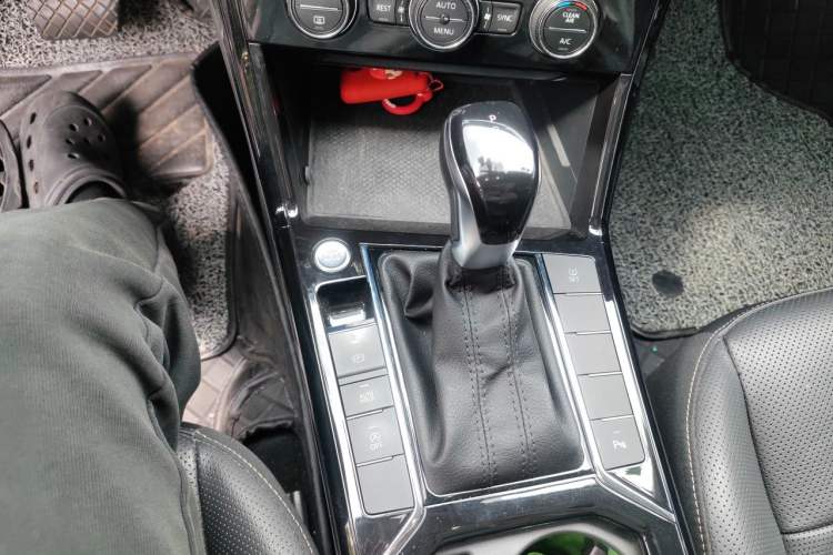 Used Volkswagen Passat 2019 330TSI Luxury Edition China VI Standard Gear Lever