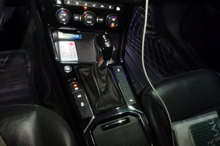 Used Volkswagen Passat 2019 330TSI Luxury Edition China VI Standard Gear Lever