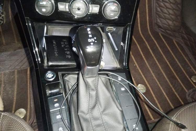 Used Volkswagen Passat 2019 330TSI Prestige Edition China VI Standard Gear Lever