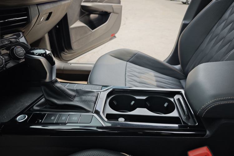 Used Volkswagen Passat 2019 330TSI Luxury Edition China VI Standard Gear Lever