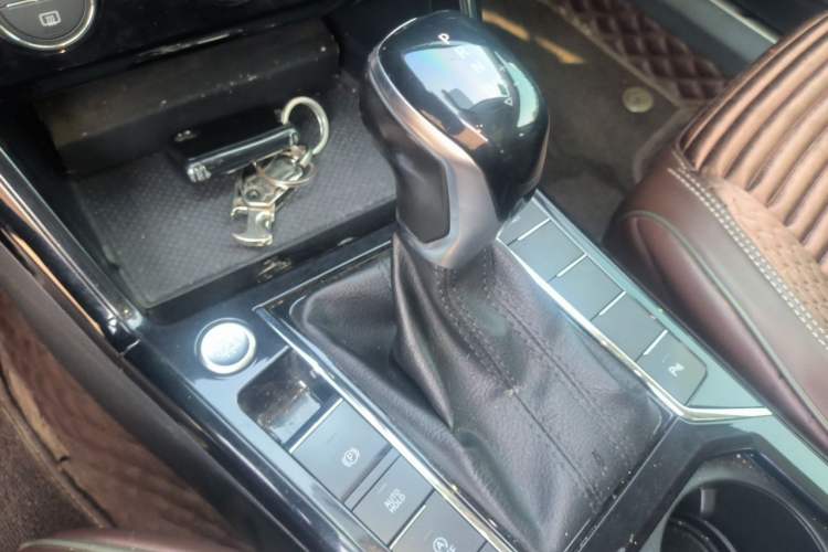 Used Volkswagen Passat 2019 330TSI Luxury Edition China VI Standard Gear Lever