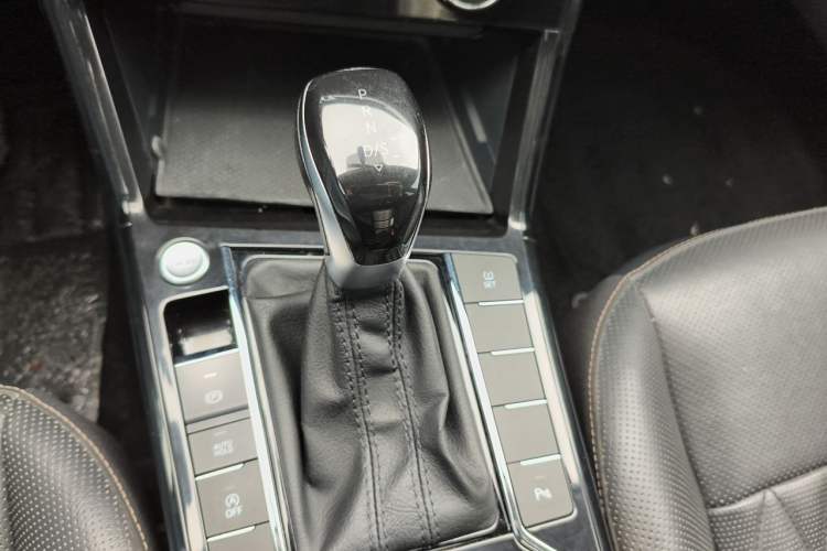 Used Volkswagen Passat 2019 330TSI Luxury Edition China VI Standard Gear Lever