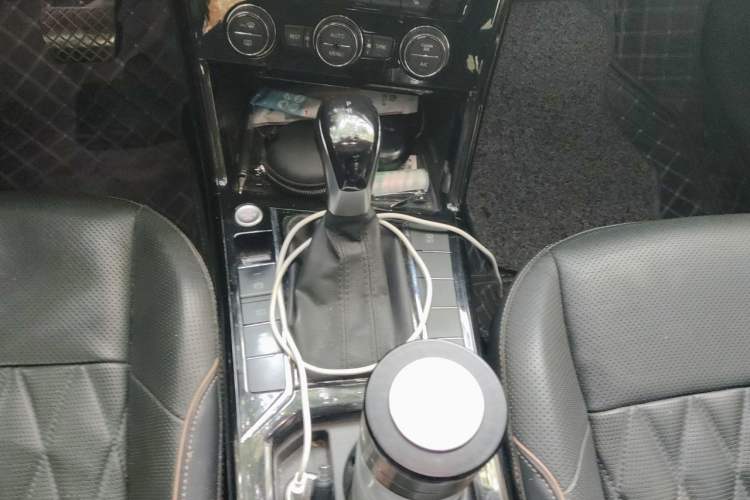 Used Volkswagen Passat 2019 330TSI Luxury Edition China VI Standard Gear Lever