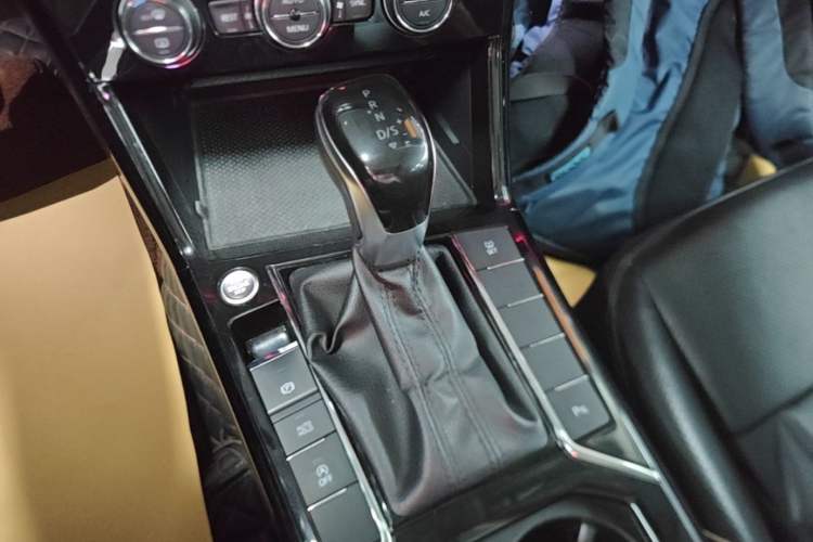 Used Volkswagen Passat 2019 330TSI Luxury Edition China V Standard Gear Lever