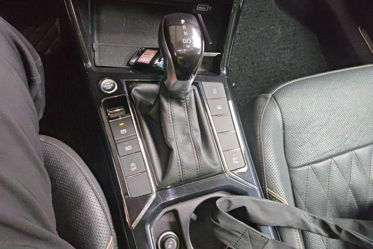 Used Volkswagen Passat 2019 330TSI Prestige Edition China VI Standard Gear Lever