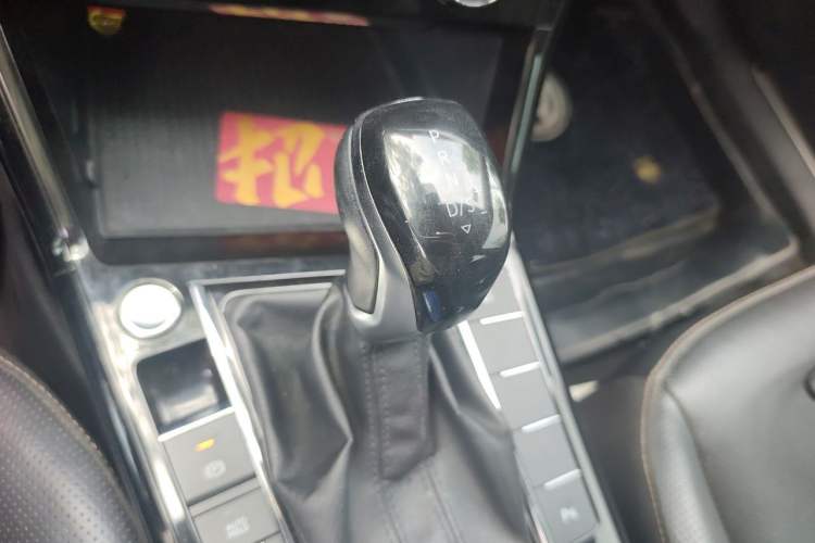 Used Volkswagen Passat 2019 330TSI Luxury Edition China VI Standard Gear Lever