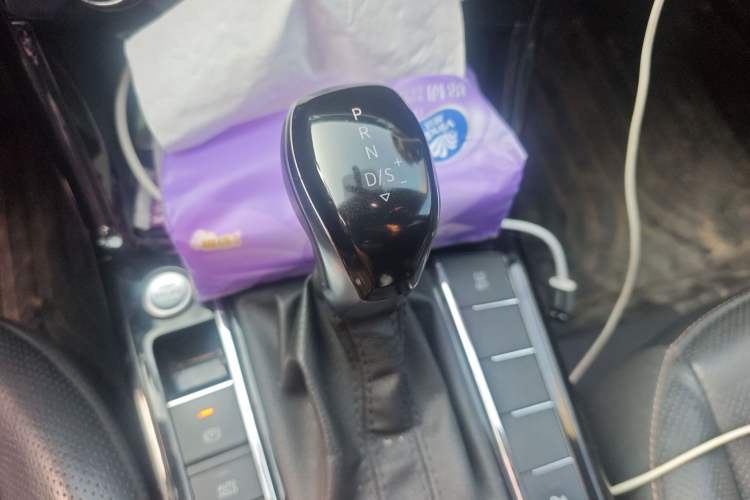 Used Volkswagen Passat 2019 330TSI Luxury Edition China VI Standard Gear Lever