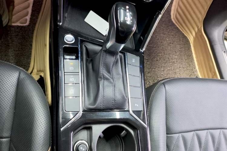 Used Volkswagen Passat 2019 330TSI Luxury Edition China VI Standard Gear Lever