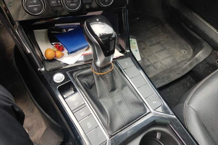 Used Volkswagen Passat 2019 330TSI Luxury Edition China VI Standard Gear Lever