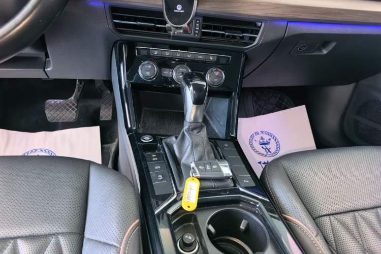 Used Volkswagen Passat 2019 330TSI Luxury Edition China VI Standard Gear Lever