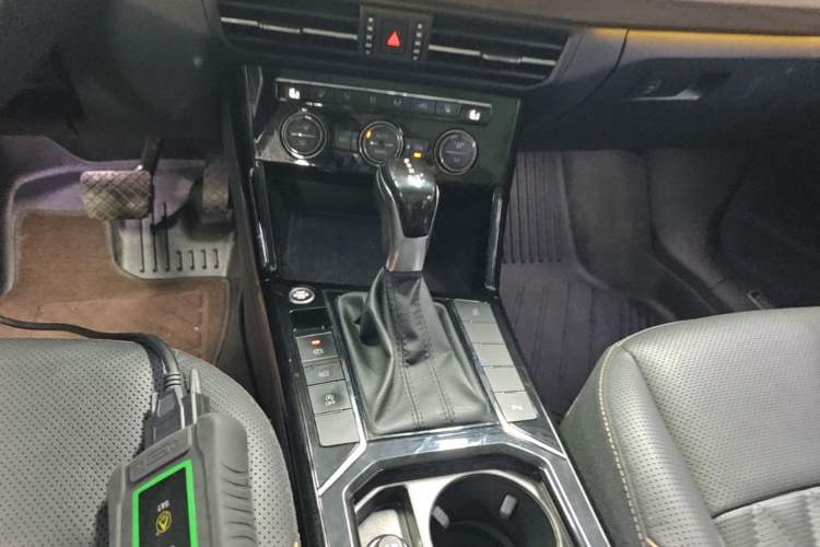 Used Volkswagen Passat 2019 330TSI Luxury Edition China VI Standard Gear Lever