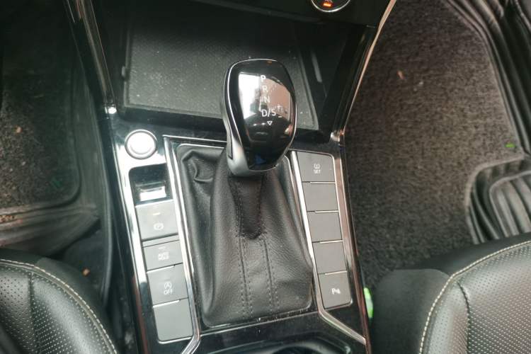 Used Volkswagen Passat 2019 330TSI Luxury Edition China VI Standard Gear Lever