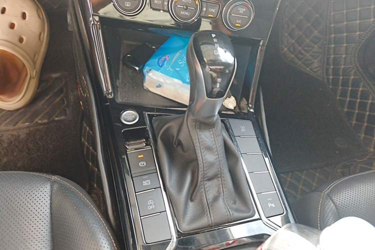 Used Volkswagen Passat 2019 330TSI Luxury Edition China VI Standard Gear Lever