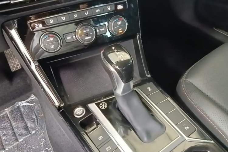 Used Volkswagen Passat 2019 330TSI Luxury Edition China VI Standard Gear Lever