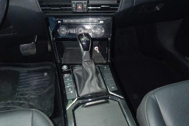Used Volkswagen Passat 2019 330TSI Luxury Edition China VI Standard Gear Lever