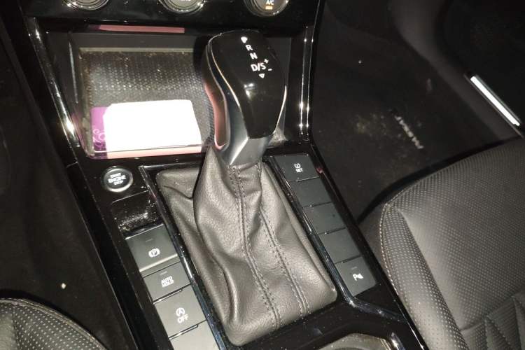 Used Volkswagen Passat 2019 330TSI Luxury Edition China VI Standard Gear Lever