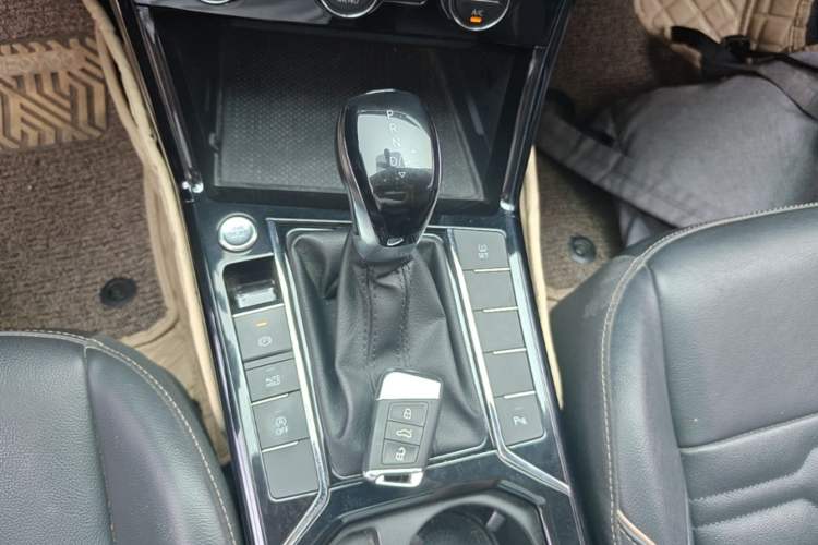 Used Volkswagen Passat 2019 330TSI Elite Edition China VI Gear Lever