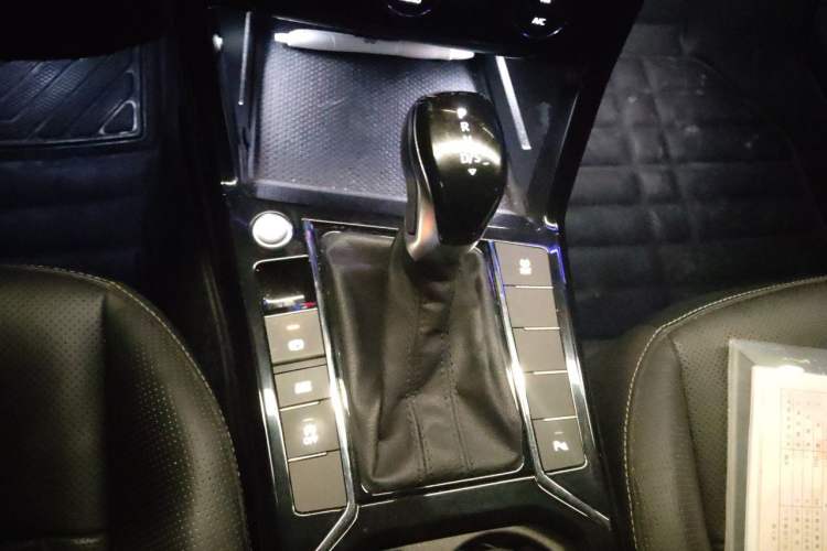 Used Volkswagen Passat 2019 380TSI Luxury Edition China VI Standard Gear Lever