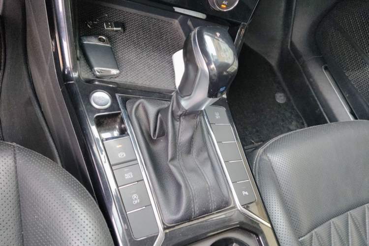 Used Volkswagen Passat 2019 330TSI Luxury Edition China VI Standard Gear Lever