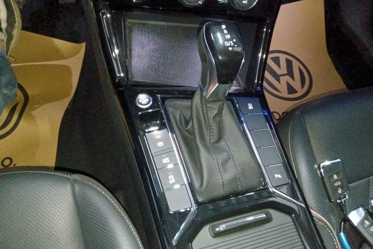 Used Volkswagen Passat 2019 380TSI Luxury Edition China VI Standard Gear Lever