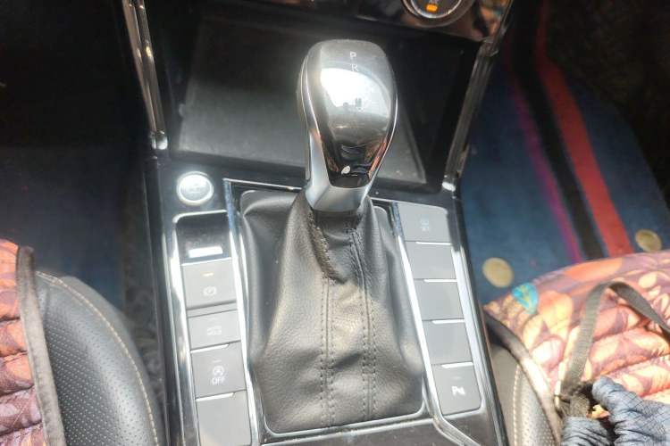 Used Volkswagen Passat 2019 330TSI Luxury Edition China VI Standard Gear Lever