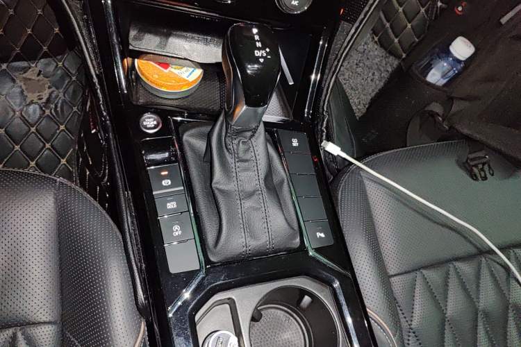 Used Volkswagen Passat 2019 330TSI Luxury Edition China VI Standard Gear Lever