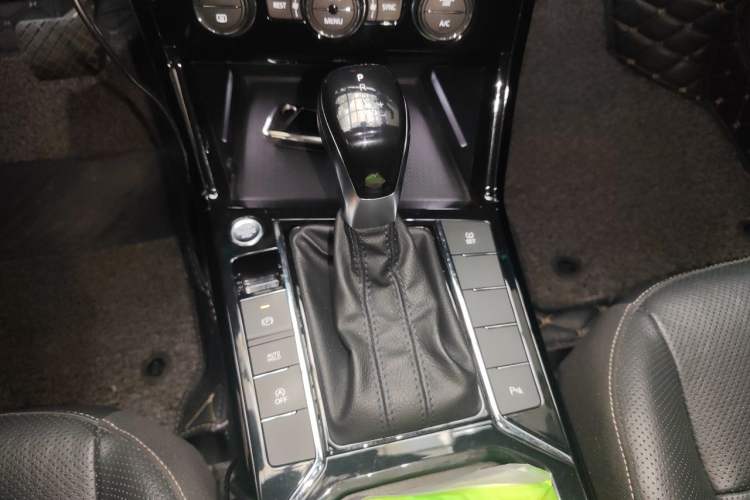 Used Volkswagen Passat 2019 330TSI Luxury Edition China VI Standard Gear Lever