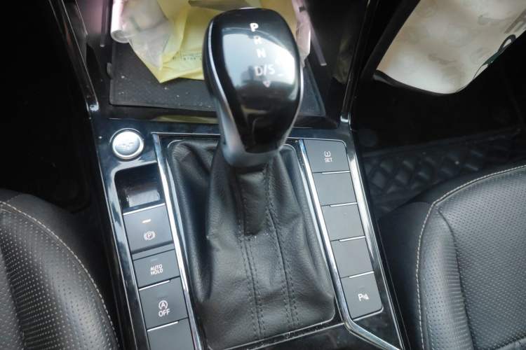 Used Volkswagen Passat 2019 330TSI Luxury Edition China VI Standard Gear Lever