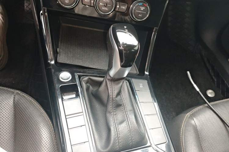 Used Volkswagen Passat 2019 330TSI Luxury Edition China VI Standard Gear Lever