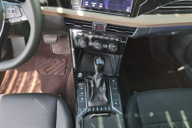 Used Volkswagen Passat 2019 330TSI Luxury Edition China VI Standard Gear Lever
