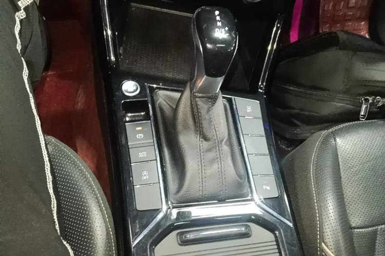 Used Volkswagen Passat 2019 330TSI Luxury Edition China VI Standard Gear Lever