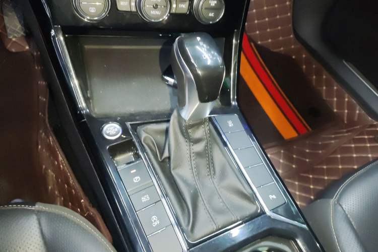 Used Volkswagen Passat 2019 330TSI Luxury Edition China VI Standard Gear Lever
