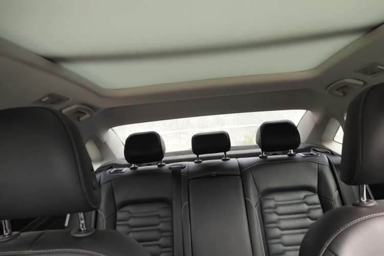 Used Volkswagen Passat 2019 330TSI Elite Edition China VI Headliner