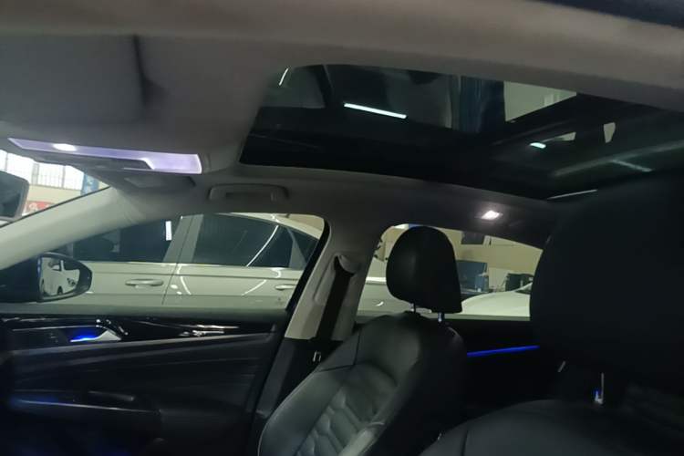 Used Volkswagen Passat 2019 330TSI Elite Edition China VI Headliner