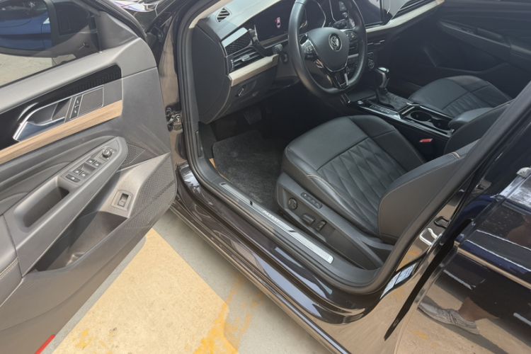 Used Volkswagen Passat 2019 330TSI Luxury Edition China VI Standard Interior 1