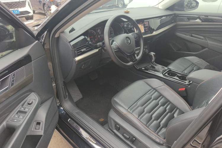 Used Volkswagen Passat 2019 330TSI Elite Edition China VI Interior 1