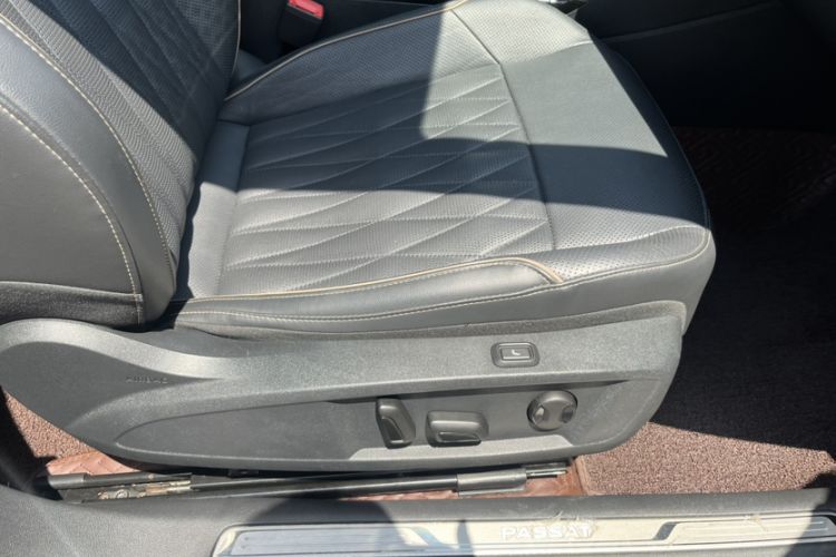 Used Volkswagen Passat 2019 380TSI Prestige Edition China VI Standard Interior 11