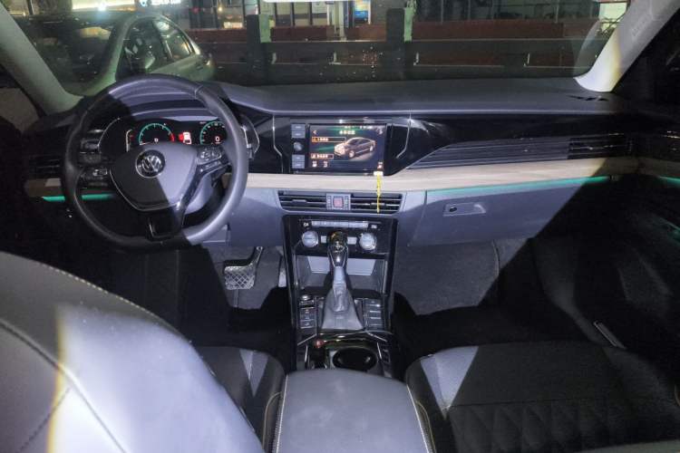 Used Volkswagen Passat 2019 330TSI Luxury Edition China VI Standard Interior 2