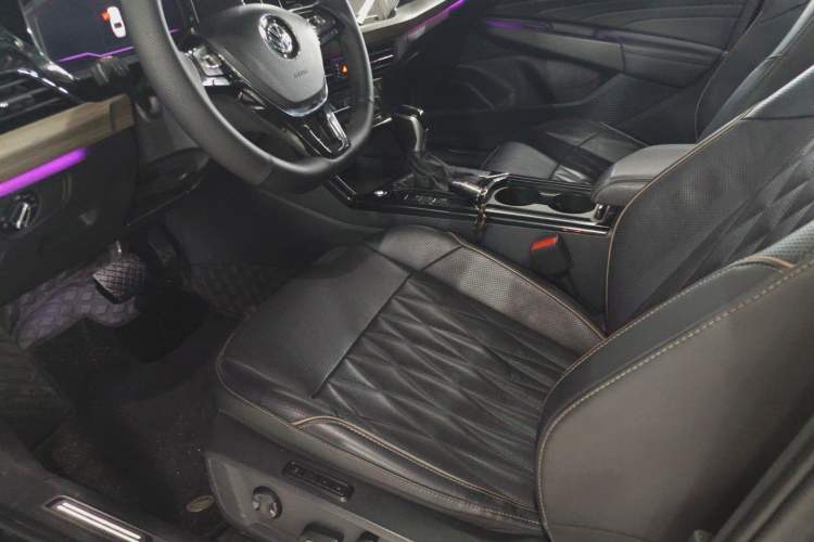 Used Volkswagen Passat 2019 330TSI Luxury Edition China VI Standard Interior 2