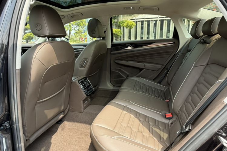 Used Volkswagen Passat 2019 330TSI Elite Edition China VI Interior 2