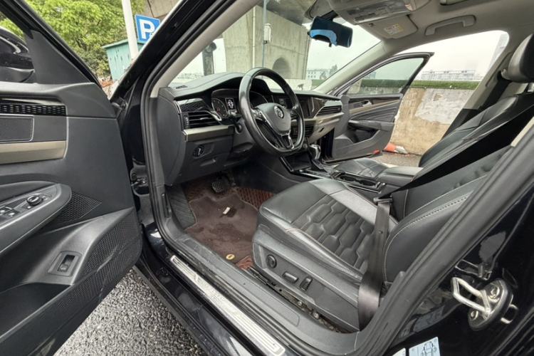 Used Volkswagen Passat 2019 330TSI Elite Edition China VI Interior 2