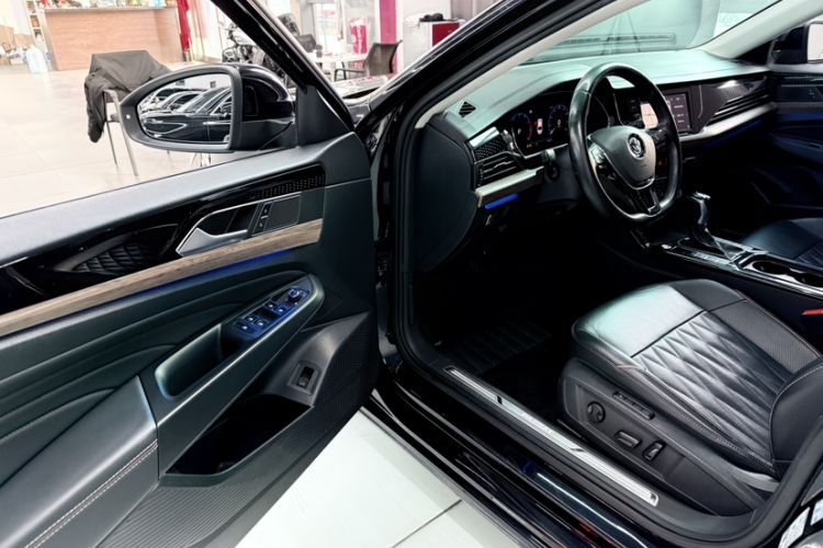 Used Volkswagen Passat 2019 330TSI Luxury Edition China VI Standard Interior 2