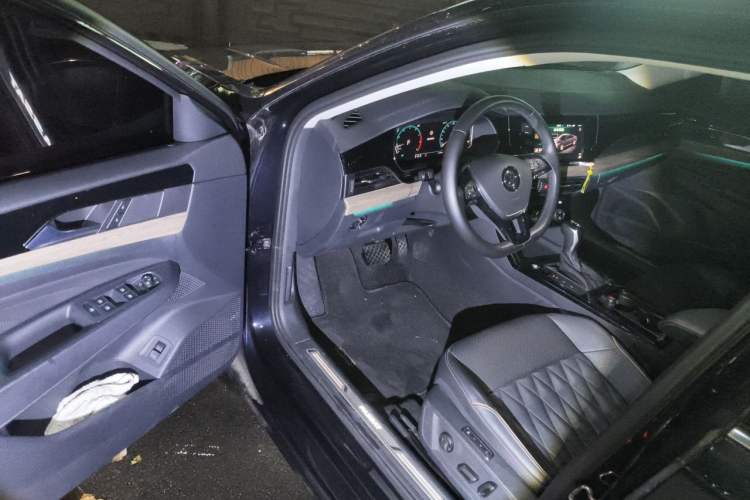 Used Volkswagen Passat 2019 330TSI Luxury Edition China VI Standard Interior 3