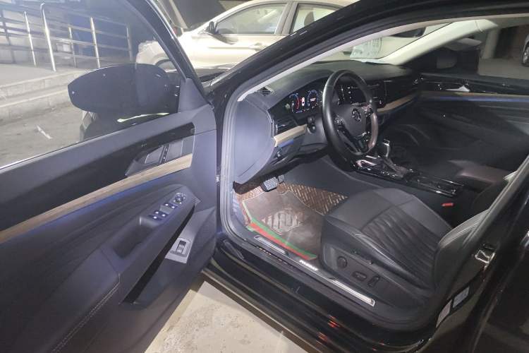 Used Volkswagen Passat 2019 380TSI Prestige Edition China VI Standard Interior 3