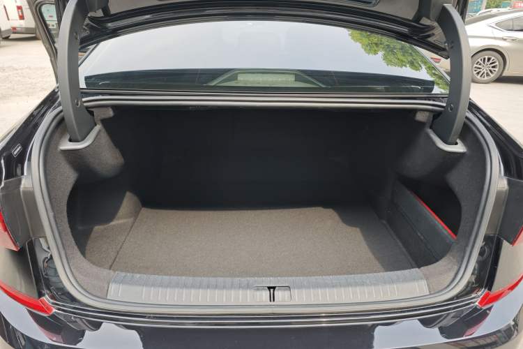 Used Volkswagen Passat 2019 330TSI Luxury Edition China VI Standard Interior 3